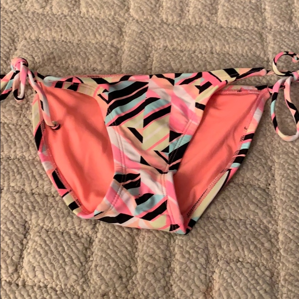 • Multicolored Bikini Bottoms •
